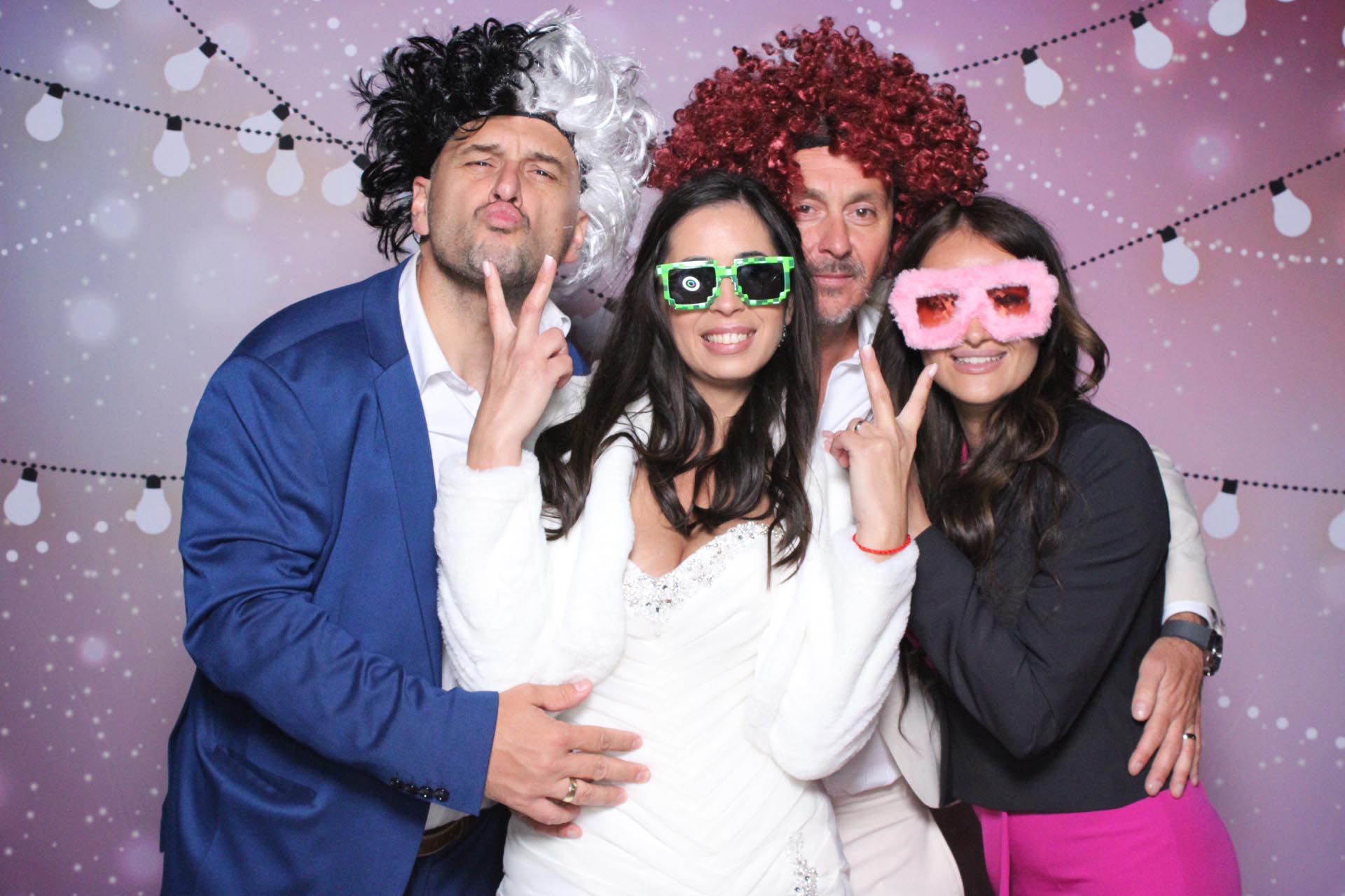 Vicces esküvői szelfi a vadonatúj megvilágításunkkal és mókás kiegészítőinkkel, parókák és szemüvegek